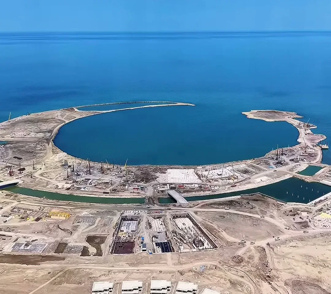 Залив Halfmoon в мае 2026 года — около 900 м к северо-западу от метки