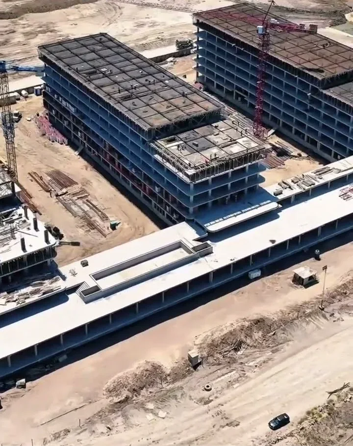 Июнь 2025: каркасы соседнего Harbour Residence — около 170 м к северо-востоку от метки