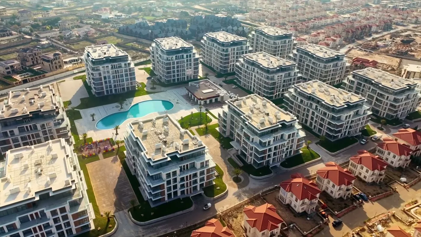 Готовый квартал Park Residences с бассейнами — обжитые соседи в 350–500 м к юго-востоку от метки